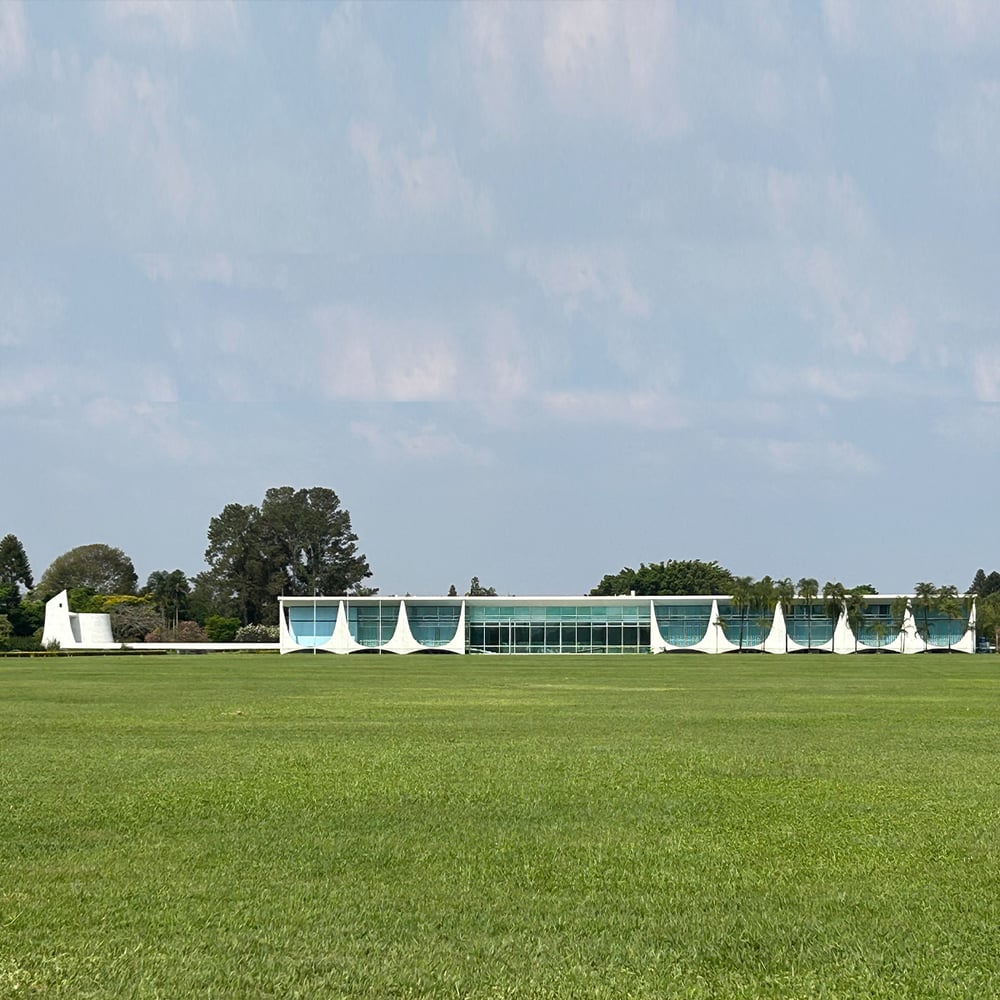 Palácio da Alvorada, ícone da arquitetura modernista de Niemeyer, a Residencia Oficial Presidencial.