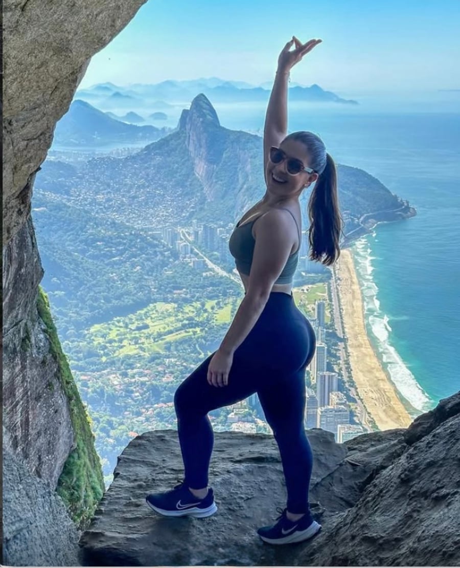 Trilha na Garganta do Céu com vista para montanhas e ensaio fotográfico no Rio