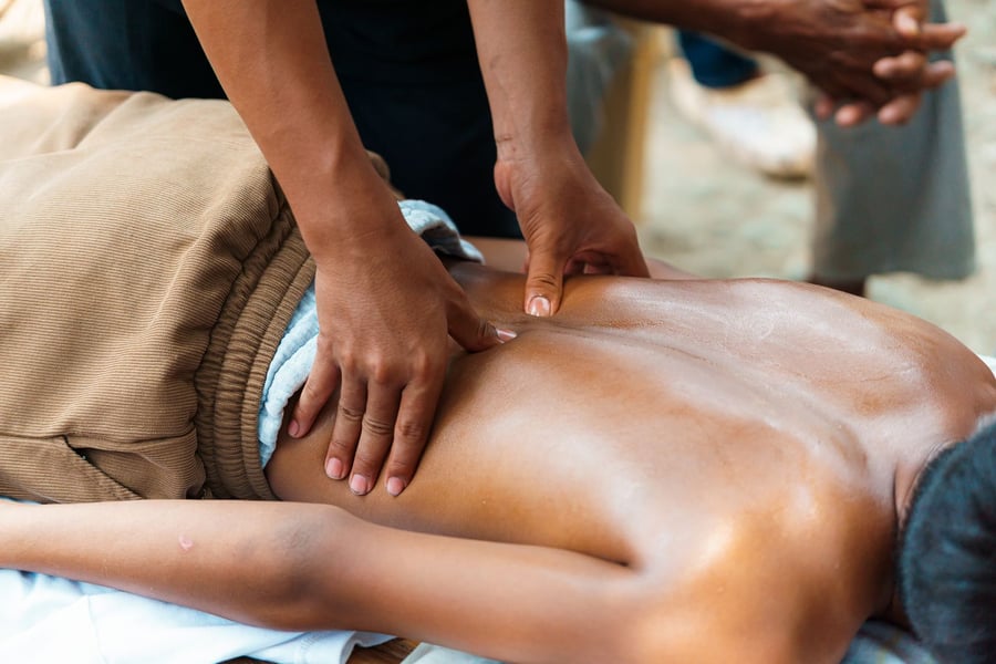 Massagem relaxante na tenda