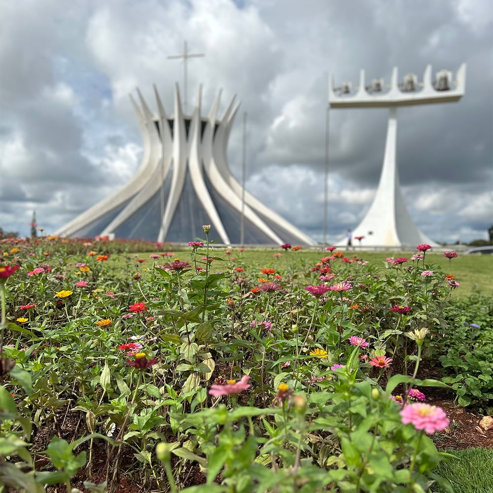 Catedral Metropolitana de Brasília, localizada na Esplanada dos Ministérios, um ícone da arquitetura modernista, a obra mais importante de Niemeyer.