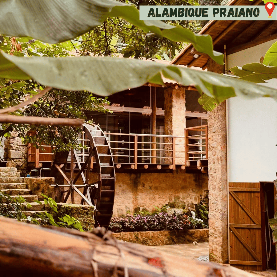 Alambique Praiano 🥃 Parada cultural e deliciosa para conhecer a produção artesanal de cachaça e degustar licores locais.
