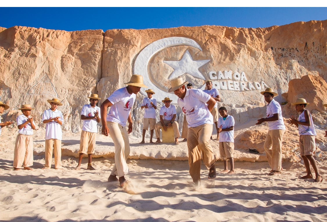 Descubra a Vibrante Dança do Coco na Deslumbrante Praia de Canoa Quebrada, Ceará