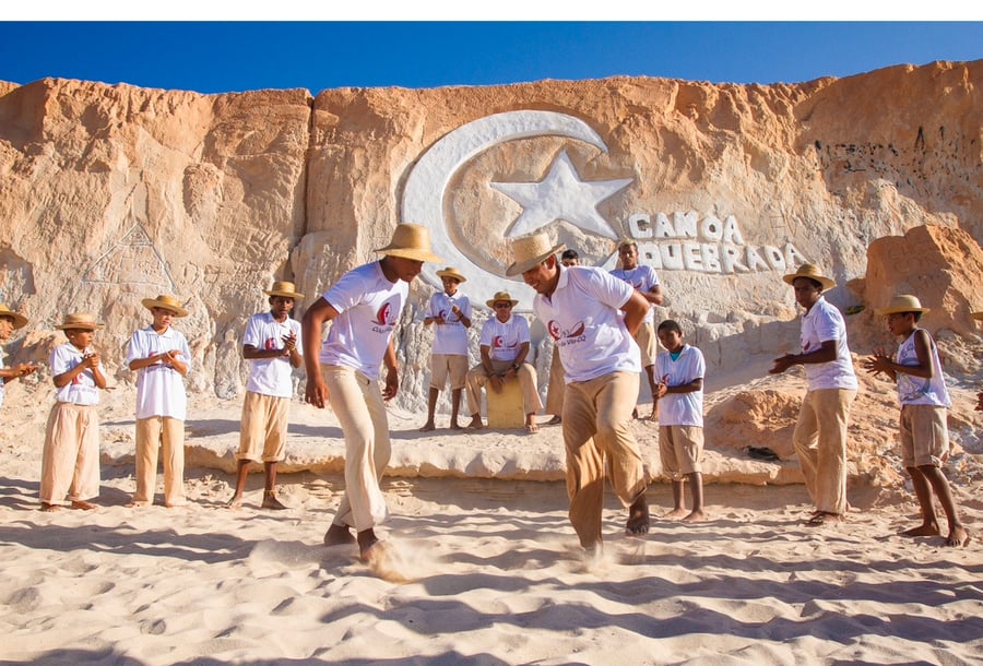 Descubra a Vibrante Dança do Coco na Deslumbrante Praia de Canoa Quebrada, Ceará