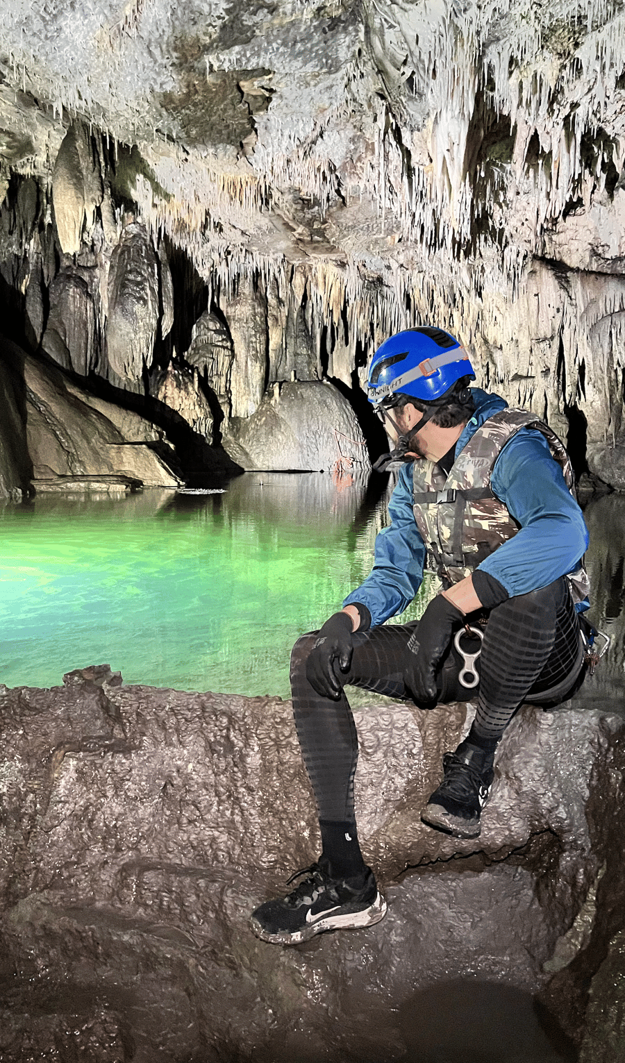 Rapel, flutuação e escalada na Caverna Lago Suspenso
