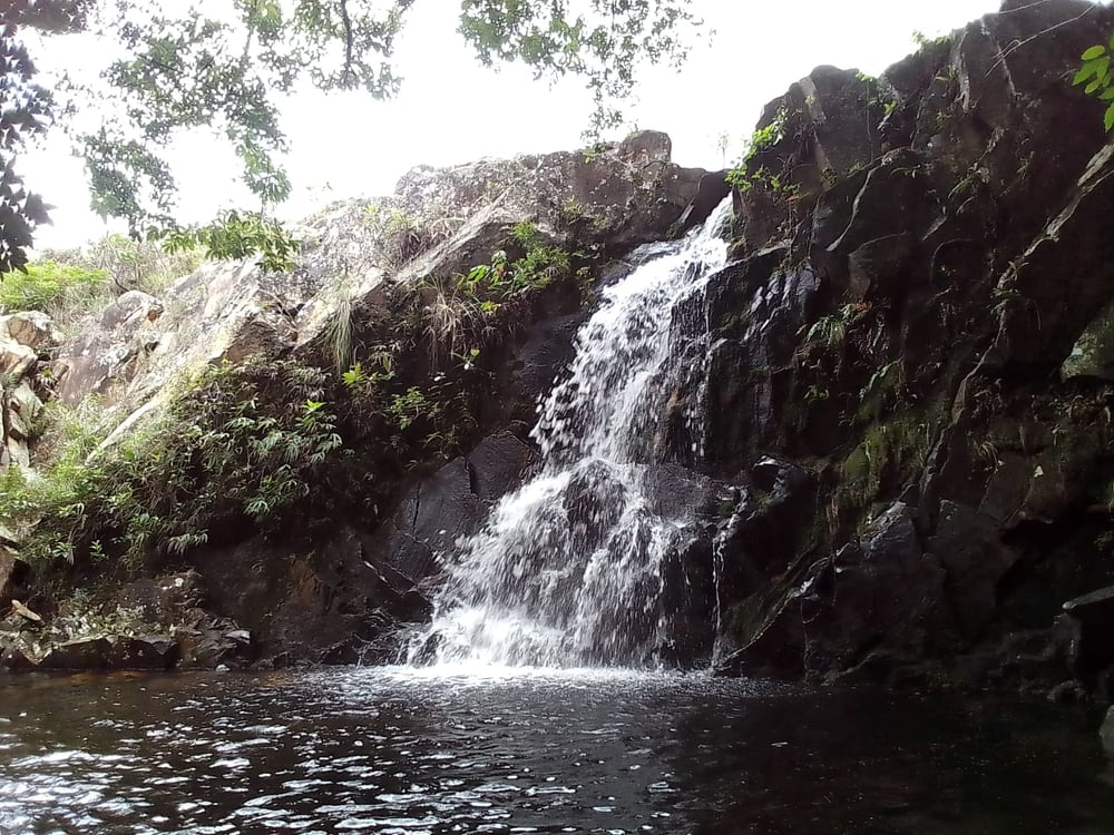 A Cachoeira do Mangue, em Tiradentes, é uma exuberante queda d'água com uma paisagem cercada por vegetação nativa