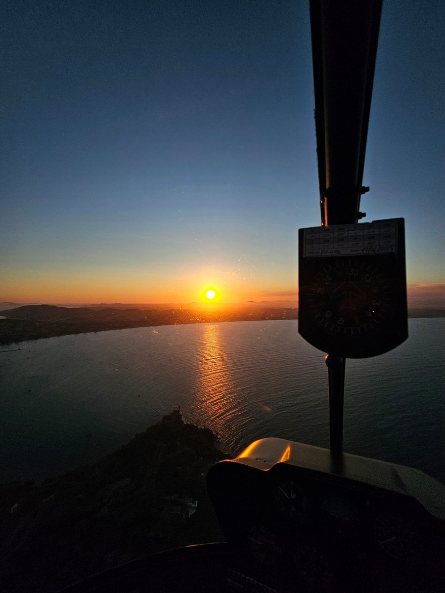 Viva o espetáculo do pôr do sol em Búzios sobrevoando a Praia de Manguinhos. Um espetáculo de cores inesquecível do alto. Reserve sua vaga com sinal de 10%!
