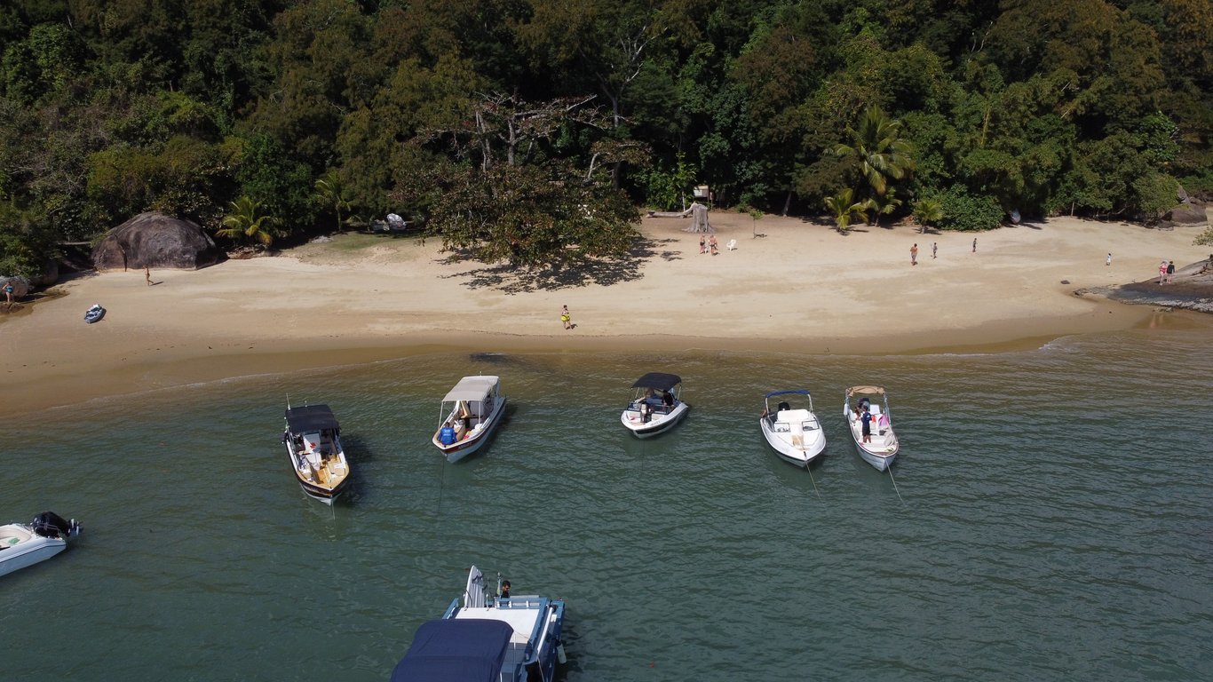 Vale a pena fazer passeio de lancha em Paraty?