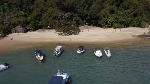 Vale a pena fazer passeio de lancha em Paraty?