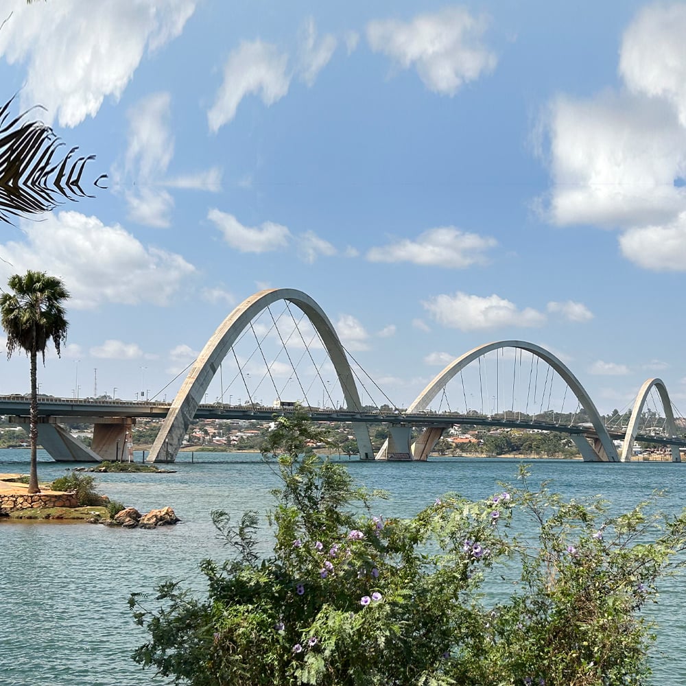 Ponte JK, sobre o Lago Paranoá, junto à Prainha da Ponte JK, o mar de Brasília.