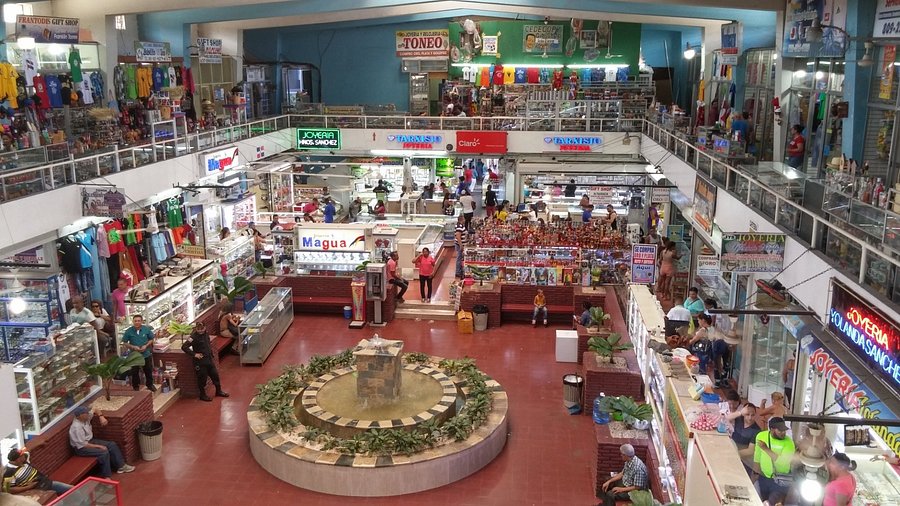 Explore o Mercado Modelo, um dos lugares mais tradicionais de Salvador, com artesanato, gastronomia e lembranças típicas da Bahia.