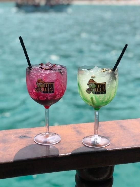 Temos drinks, bebidas e churrasquinho no bar de nossos barcos