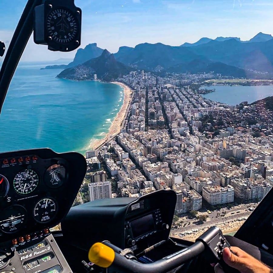 Desfrute de uma emocionante aventura no céu com um inesquecível voo de helicóptero sobre a deslumbrante cidade do Rio de Janeiro