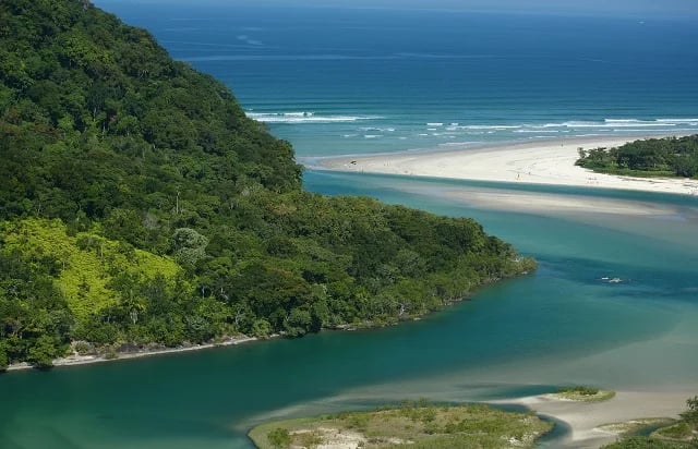 Bertioga: Santuário Ecológico com Praias Limpas e Exuberância Natural em São Paulo