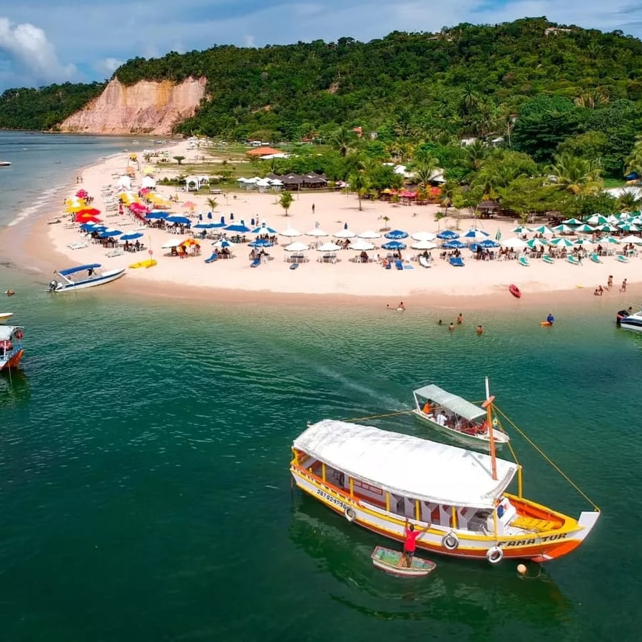 Vista aérea das escunas atracadas próximo à Primeira Praia de Morro de São Paulo ⛵
