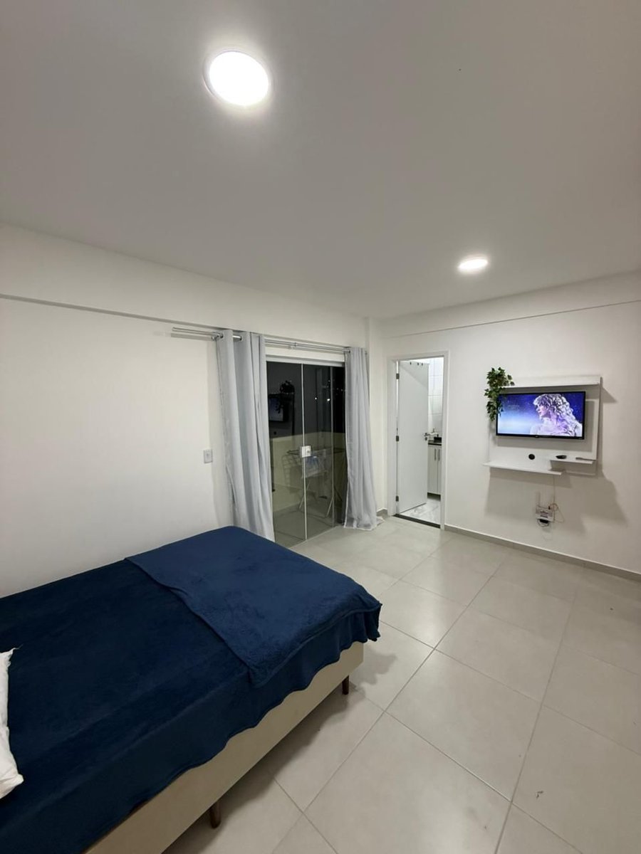 Quarto com cama de casal e varanda