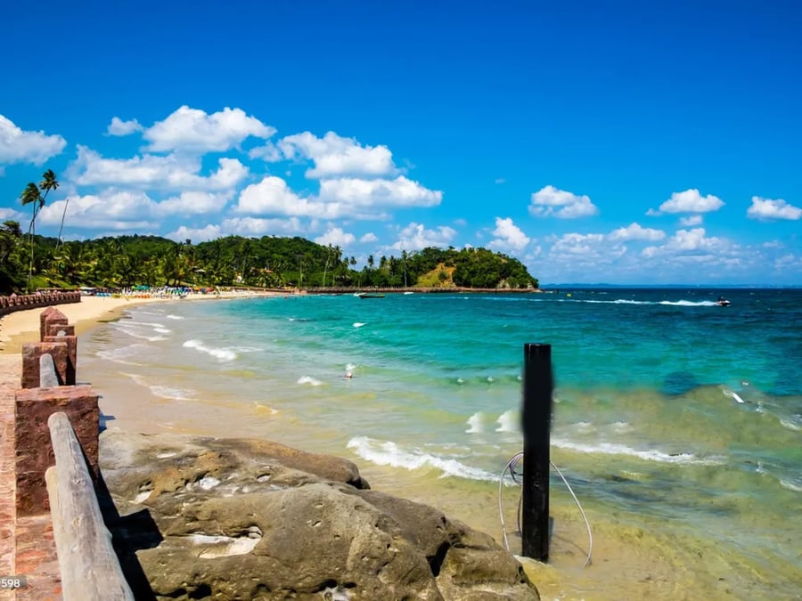 A Ilha dos Frades encanta com seu mar transparente, areia clara e paisagens preservadas, perfeitas para relaxar e aproveitar o melhor da natureza.