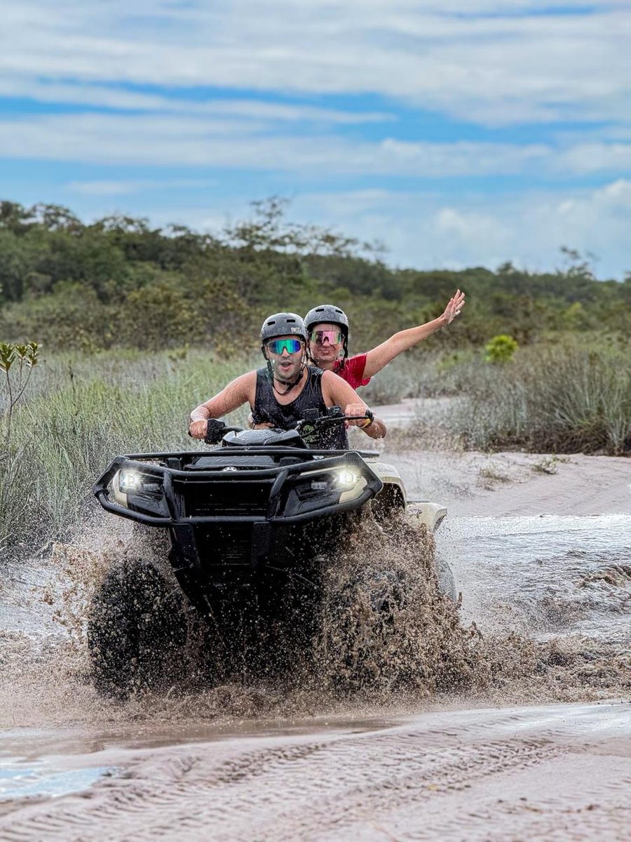 Aventura off-road passando por poças e trechos que tornam o percurso ainda mais divertido.