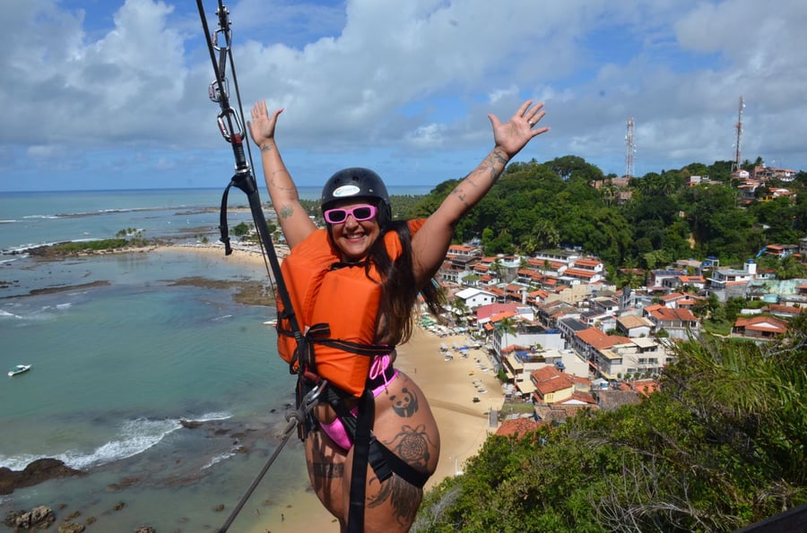 Para quem busca adrenalina, a famosa Tirolesa de Morro de São Paulo é uma experiência opcional que proporciona uma vista incrível da ilha.
