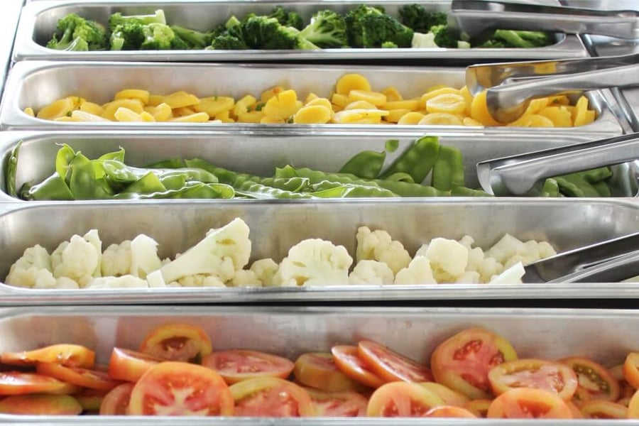 Da culinária oriental às belas massas. O cardápio do restaurante oferece diversas opções de saladas, carnes brancas e vermelhas, massas e outros pratos quentes, além da tradicional comida japonesa que é a servida nos almoços de finais de semana e feriados.