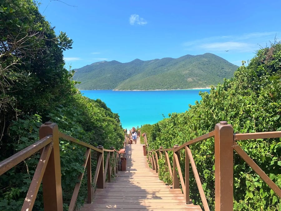 Nosso Tour Arraial do Cabo Praia a Praia oferece uma experiência exclusiva ou compartilhada para explorar as praias mais incríveis do “Caribe Brasileiro.  Roteiro: 	•	Praia Pontal do Atalaia 	•	Praia do Forno 	•	Praia Grande 	•	Deck dos Pescadores