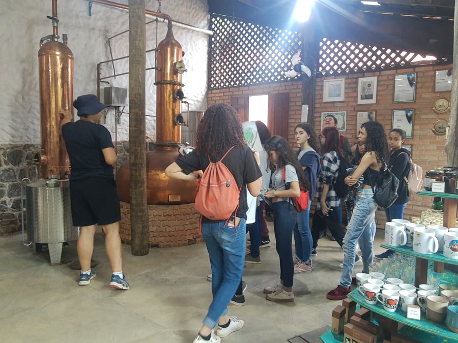 Visita a alambique no Caminho do Ouro