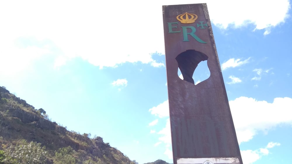 A Cachoeira do Marco Zero, em Tiradentes, é uma queda d'água em meio à vegetação, oferecendo um cenário perfeito para ecoturismo e aventura.