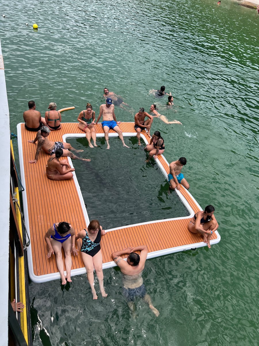 Personas en la piscina flotante 