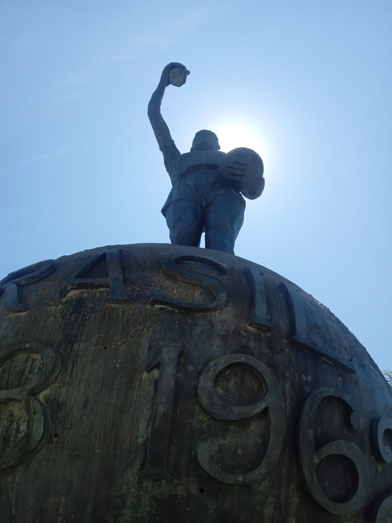 Estátua de Bellini, capitão das seleções campeãs de 58 e 62.  
