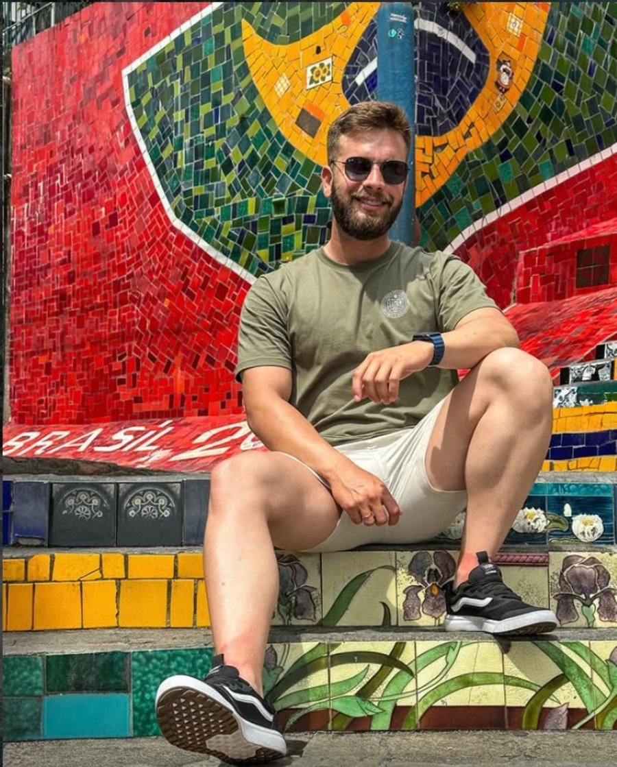 Experiência fotográfica premium na Escadaria Selarón com cenários coloridos, atmosfera artística e registros exclusivos no Rio de Janeiro.