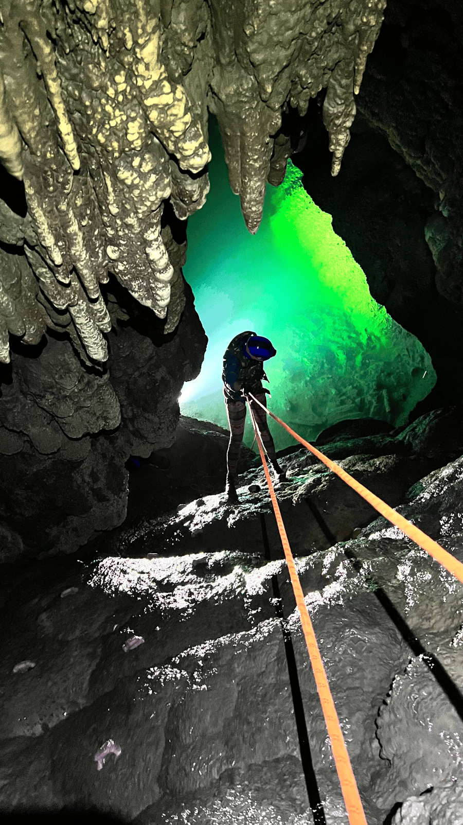Rapel, flutuação e escalada na Caverna Lago Suspenso