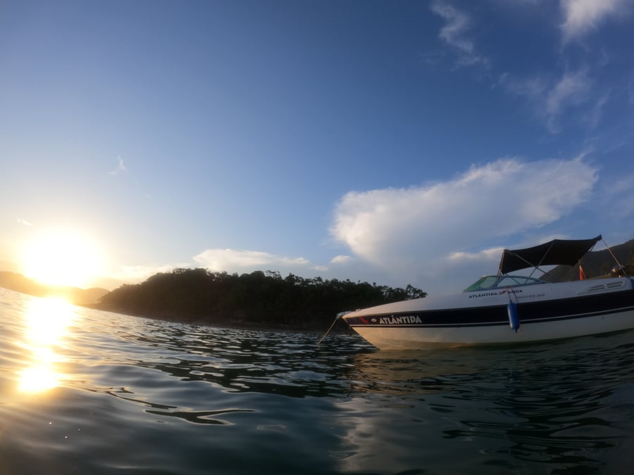 Passeio de Lancha Pôr do Sol em Ubatuba: Experiência Exclusiva no Mar