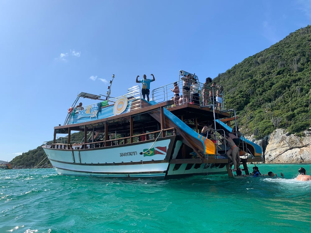 Passeio de Barco com Escorrega em Arraial do Cabo