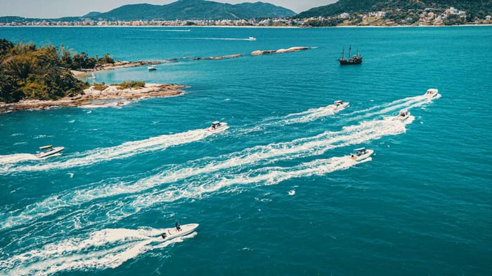 Passeio de Barco em Florianópolis viva essa experiência.