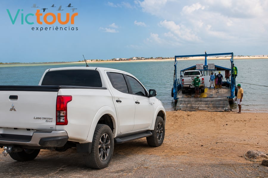 o trajeto até Jericoacoara, ele é uma verdadeira experiência turística e não apenas um traslado. O percurso combina trechos por asfalto e pelas praias, com várias paradas para conhecer algumas das paisagens mais bonitas da Rota das Emoções.  O roteiro é o seguinte:  Saída pela manhã de Parnaíba, seguindo por asfalto até Camocim. Travessia de balsa para a Ilha do Amor. Continuação pela praia passando por Tatajuba. Parada para almoço na Lagoa da Torta ou na Lagoa Grande, em Tatajuba (o local pode variar conforme a operação do dia). Após o almoço, seguimos para Guriú, onde fazemos uma parada para fotos nas famosas raízes do manguezal. Em seguida, há a possibilidade de realizar o Passeio do Cavalo-Marinho, que depende das condições da maré. Quando disponível, o passeio é opcional, custa R$ 40,00 por pessoa e tem duração aproximada de 20 a 30 minutos, permitindo observar os cavalos-marinhos em seu habitat natural, dentro do manguezal. Depois, atravessamos a segunda balsa, já na região de Jericoacoara, e seguimos até a vila.  A chegada em Jericoacoara está prevista entre 15h e 16h, quando a saída ocorre por volta das 8h às 9h da manhã. Caso a partida seja um pouco mais tarde, entre 9h e 10h, a chegada costuma acontecer entre 16h e 17h.  É um trajeto muito bonito, com diversas paisagens naturais, e as paradas são feitas para que vocês possam aproveitar a experiência sem pressa.