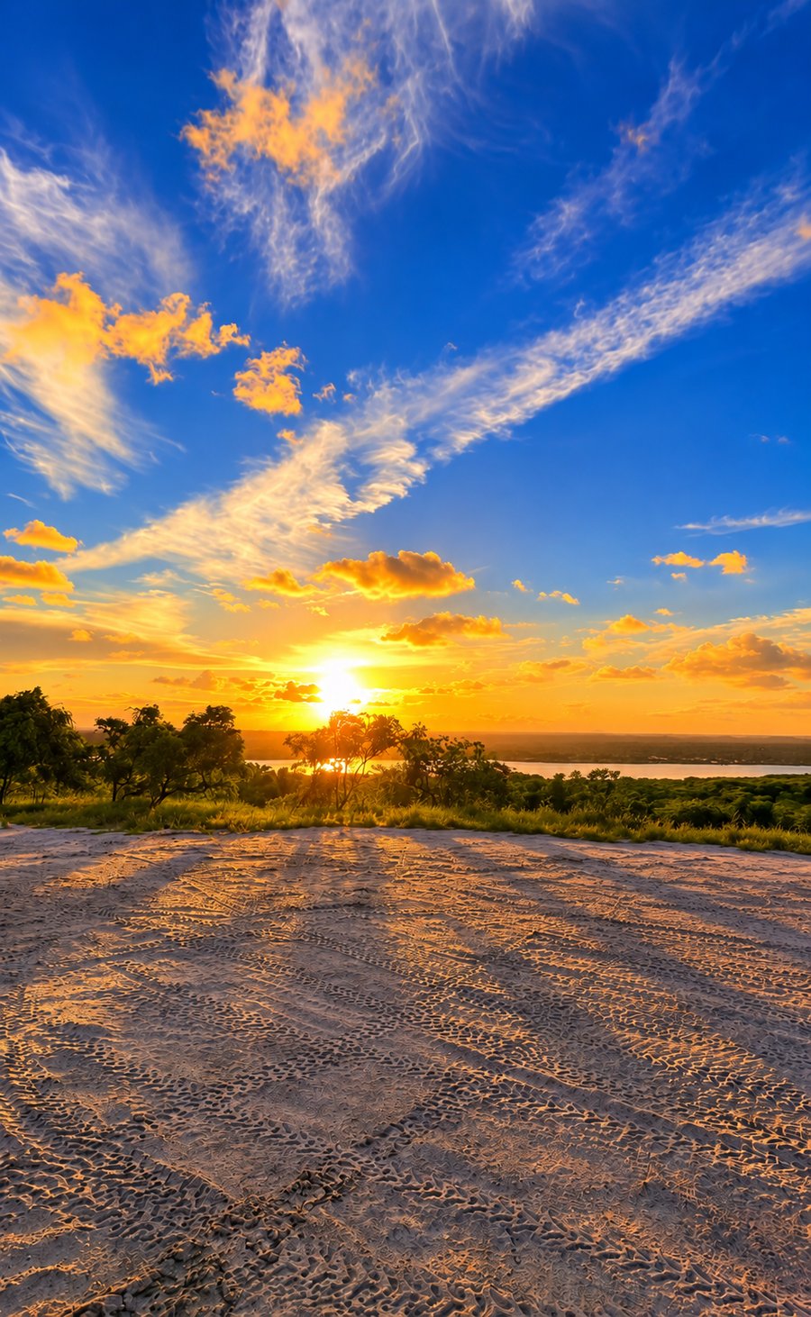Pôr do sol no Morro do Quebra-Cu, na região da Cova da Onça, um dos momentos mais especiais do UTV Ecológico 2 em Boipeba. 🌅