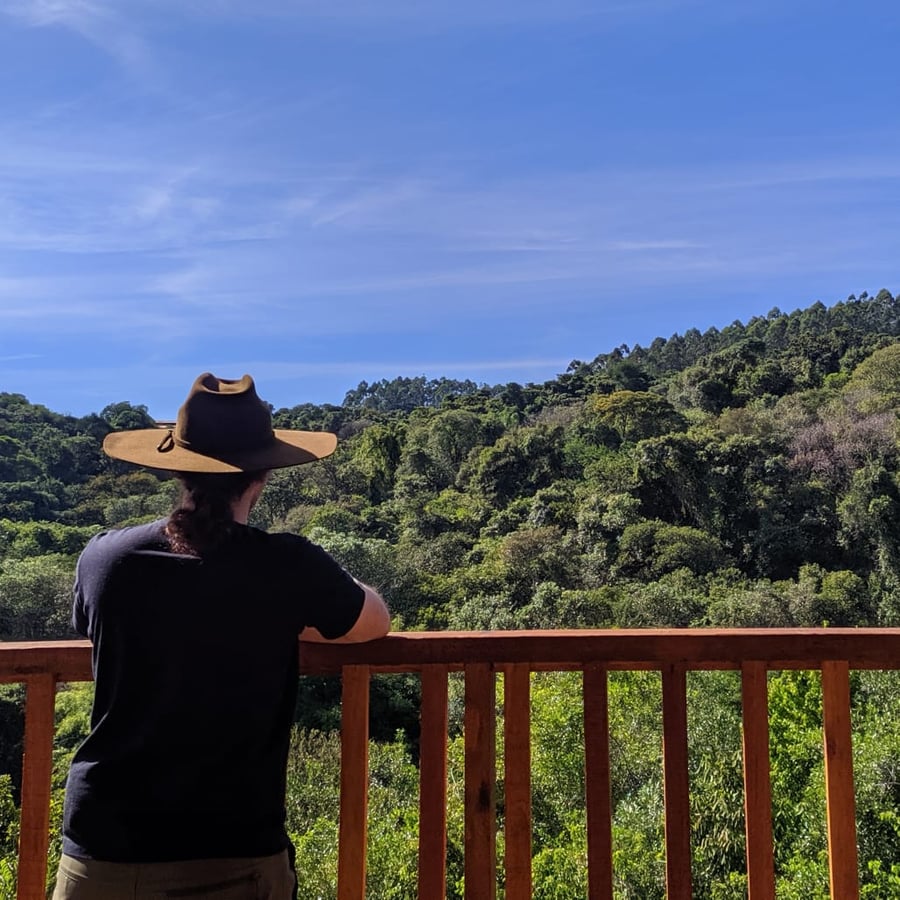 Na visita autoguiada, você conhece e percorre as trilhas interpretativas do Bioparque sozinho, com sua família ou amigos (sem a mediação do nosso educador ambiental) e mesmo assim vai conhecer nossos animais e levar para casa muitos saberes sobre Mata Atlântica.  Nessa atividade, você escolhe livremente seu percurso e durante todo caminho encontrará placas educativas e QR Codes que vão te orientar e provocar a uma relação cada vez mais profunda com a natureza. No trajeto, você passará pelos Ambientes onde vivem os animais, Mirante, Observatório, área de piquenique e descanso. No centro de visitantes, pode aproveitar a nossa lanchonete e lojinha. Estacionamento e água são gratuitos!  INGRESSO Inteira - R$60,00 Meia - R$30,00 (estudantes, idosos, pessoas com deficiência, jovens de 15 a 29 anos comprovadamente carentes, e professores da Rede Pública Estadual de Ensino) Crianças de até 2 Anos de Idade - Isentas  Essa atividade dispensa agendamento prévio e pode ser realizada todos os dias das 9h às 17h (com entrada permitida até às 16h). O ingresso é válido para o dia todo.