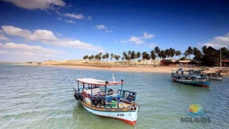 praia-de-galinhos-com-barco
