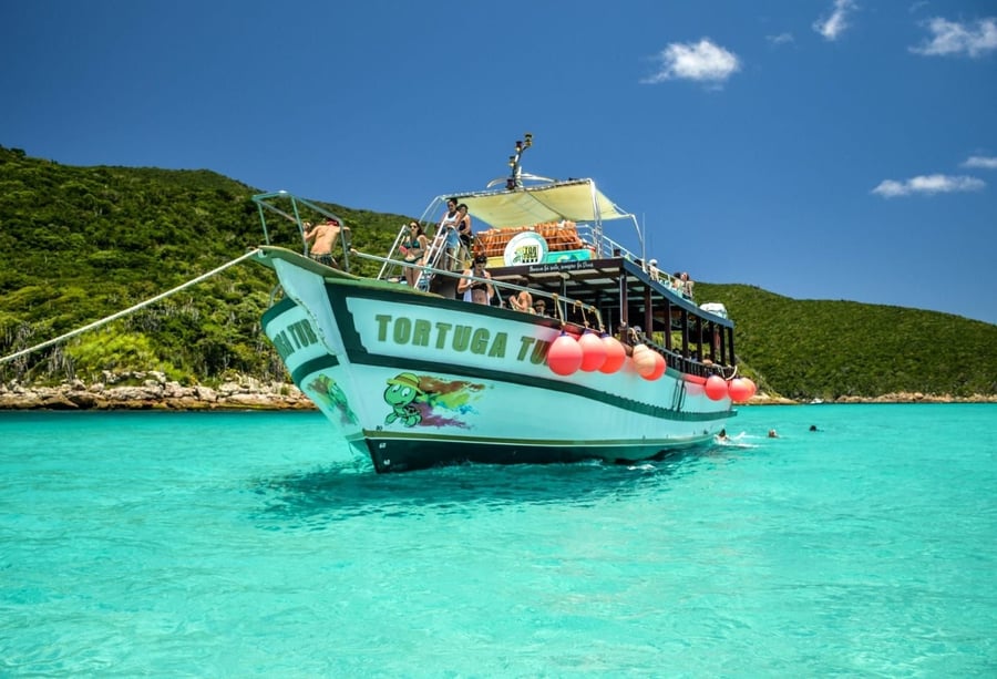 Águas cristalinas no melhor passeio de barco de arraial
