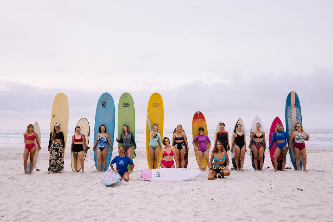 Grupo em aula de surf