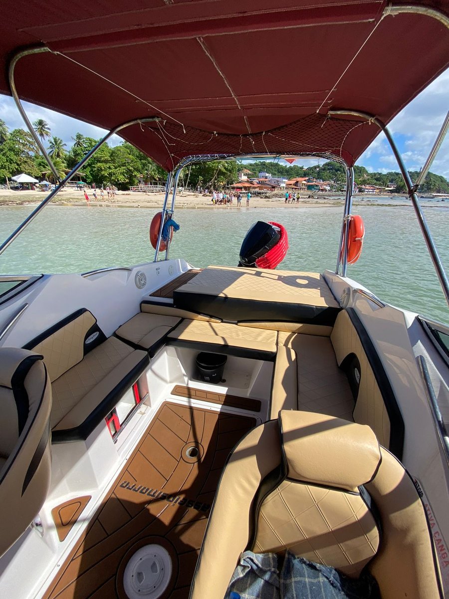 lancha Sophie da Explore Morro SP em navegação – conforto, exclusividade e seguro aventura