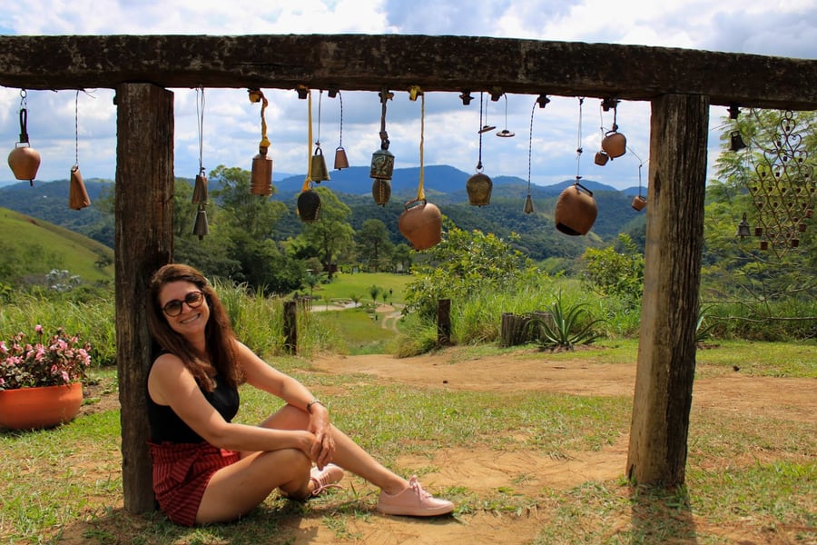 BOSQUE DOS EUCALIPTOS - TEIAS DE CORDA  Um bosque de eucaliptos centenários, com Teias para deitar e olhar a copa das árvores; e o Círculo do Agora, um símbolo de que o tempo é circular.