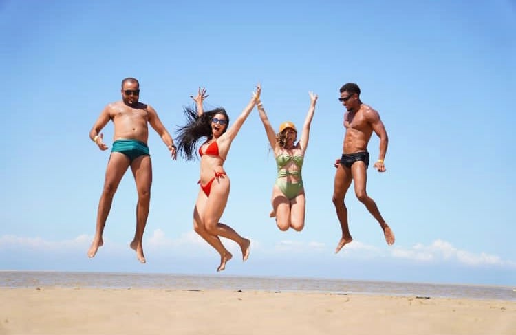 Experiência em grupo nas praias da região durante o passeio para Gamboa.