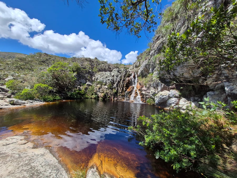 Águas claras refletem o céu e transformam o descanso em contemplação.