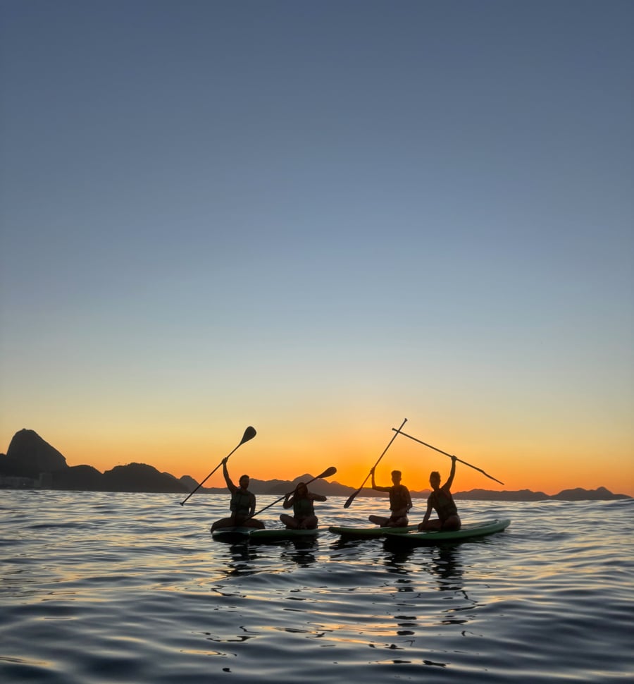 Remada em grupo no nascer do sol em Copacabana!