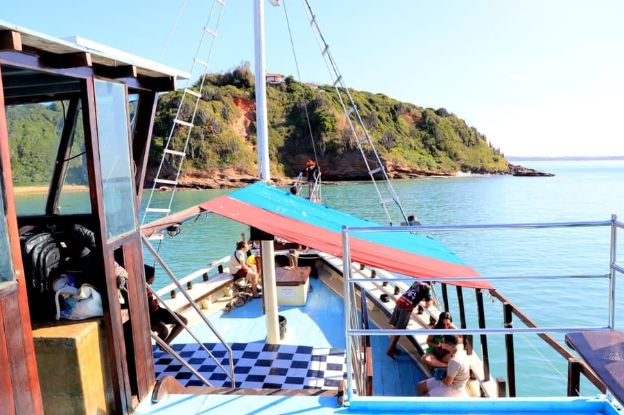 Experiência Completa: Buffet Livre e Escuna em Búzios