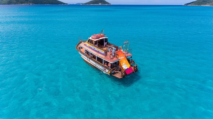 Barco en las aguas cristalinas de Arraial do Cabo