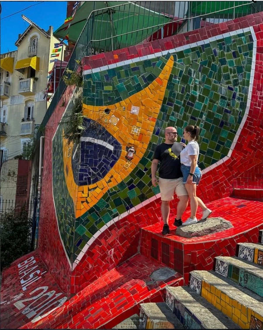 Registre momentos inesquecíveis na Escadaria Selarón com fotos profissionais, clima cultural e visual urbano carioca.