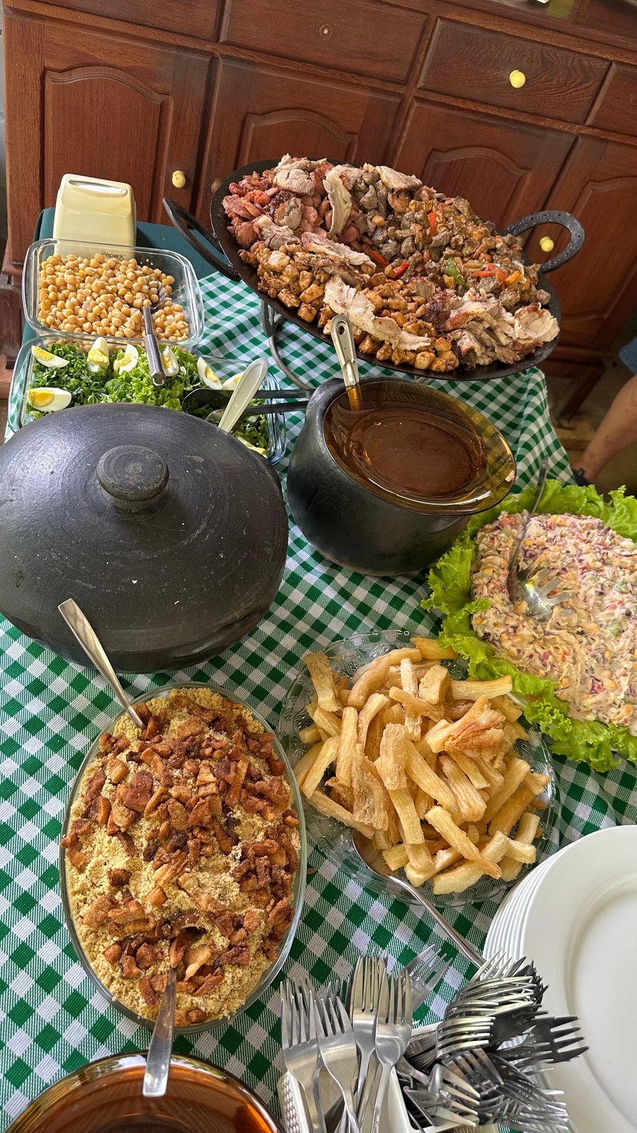 Comida feita no fogão a lenha 