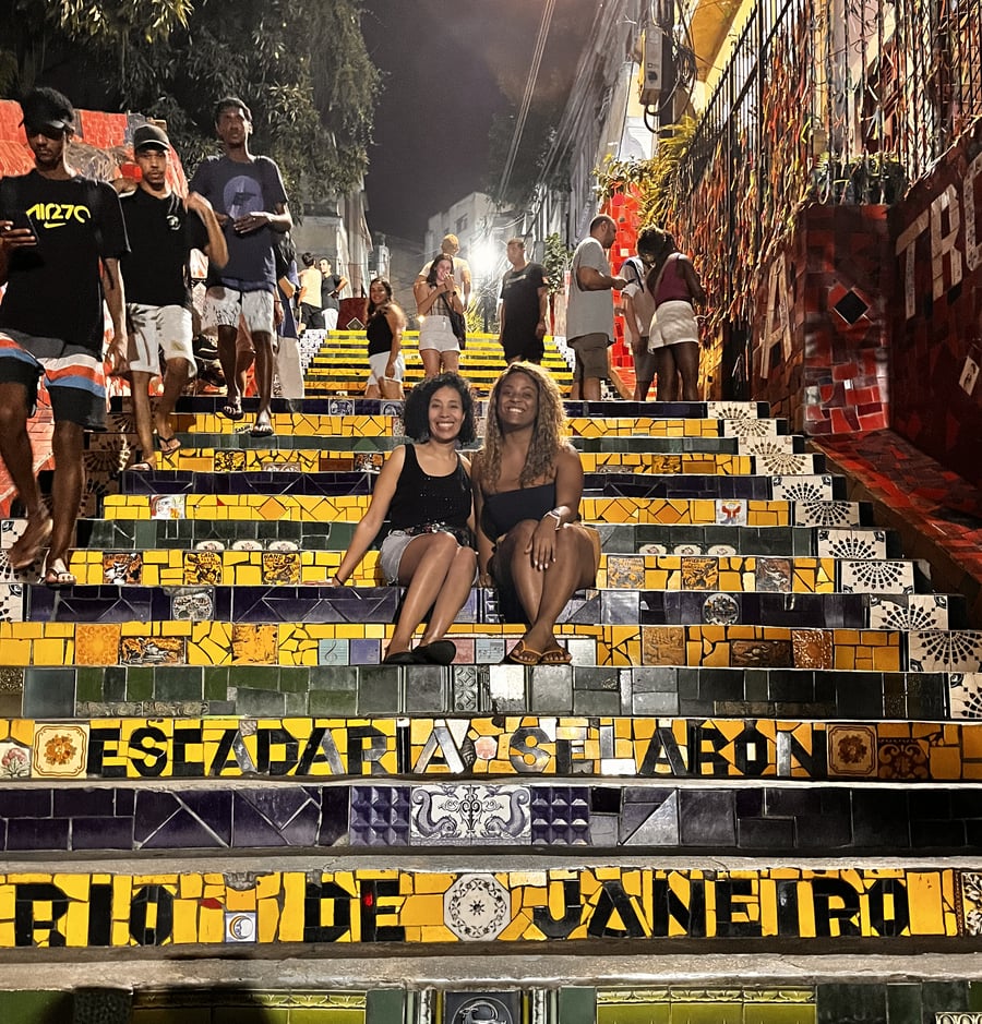 A Escadaria Selarón é a carta de amor de um homem ao Rio de Janeiro. O tour noturno é uma ótima forma de vê-la sem multidões.