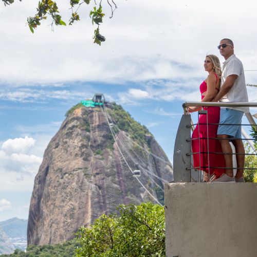 Desfrute de uma experiência inesquecível no Rio de Janeiro, explorando vistas deslumbrantes e natureza exuberante com um toque de aventura e romance!  Aproveite para tirar fotos incríveis e guardar memórias para sempre.
